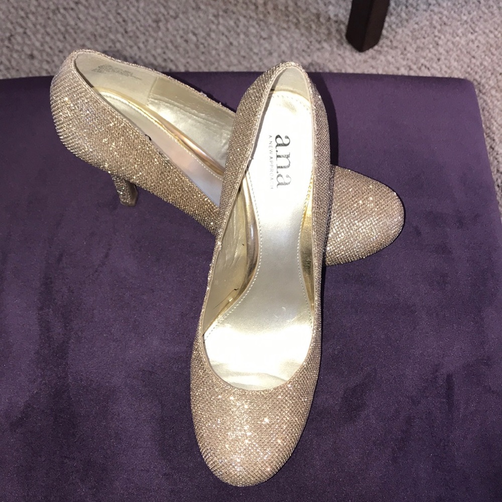 Ana gold round-toed heels